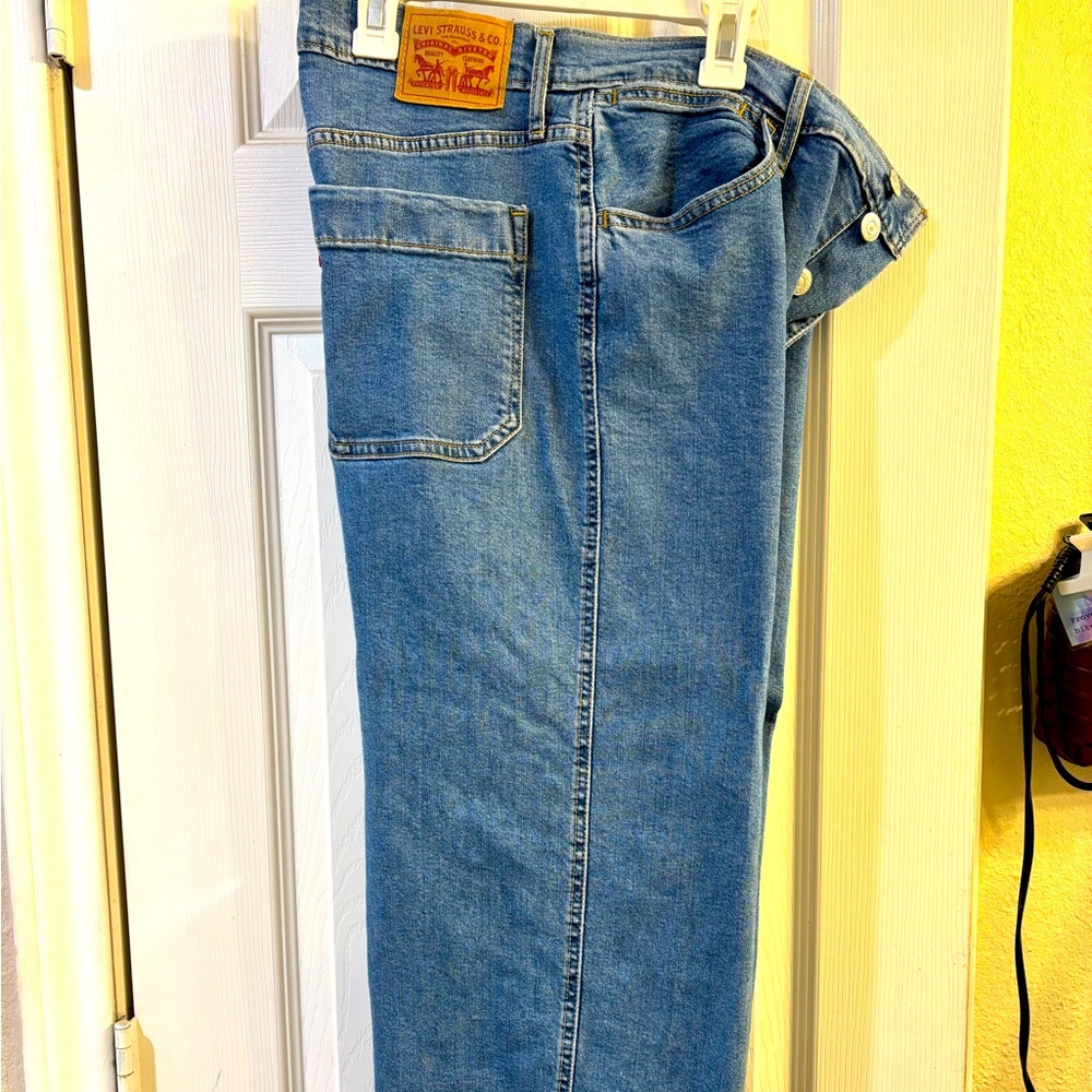 Ladies wide leg Levi’s cropped capri/mid jeans